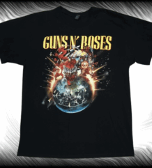 ерна тениска с щампа на черепи и емблемата на Guns N' Roses.