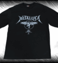 Предна част на черна oversize метъл тениска Metallica с бяло лого и крилат символ