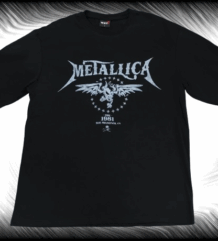 Предна част на черна oversize метъл тениска Metallica с бяло лого и крилат символ