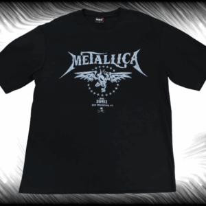 Предна част на черна oversize метъл тениска Metallica с бяло лого и крилат символ