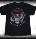 Черна тениска с емблематичния орел и кръглото лого на Ramones, с надпис "76 Tour".