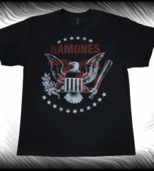 Черна тениска с емблематичния орел и кръглото лого на Ramones, с надпис "76 Tour".