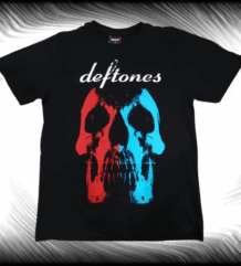 Лице на оригинална метъл тениска на Deftones с череп в червено и синьо