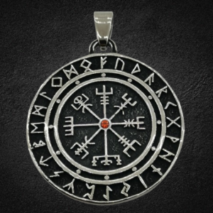 Медальон Vegvísir от медицинска стомана с руни и червен камък – лице