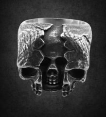 Масивен пръстен череп от медицинска стомана с уникален 3D ефект на разцепена повърхност