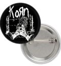Кръгла метална значка Korn Issues с изображение на кукла и бодлива тел