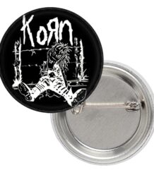 Кръгла метална значка Korn Issues с изображение на кукла и бодлива тел