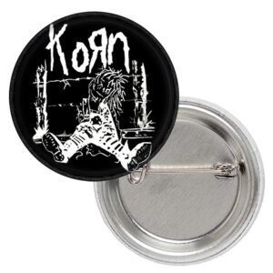 Кръгла метална значка Korn Issues с изображение на кукла и бодлива тел